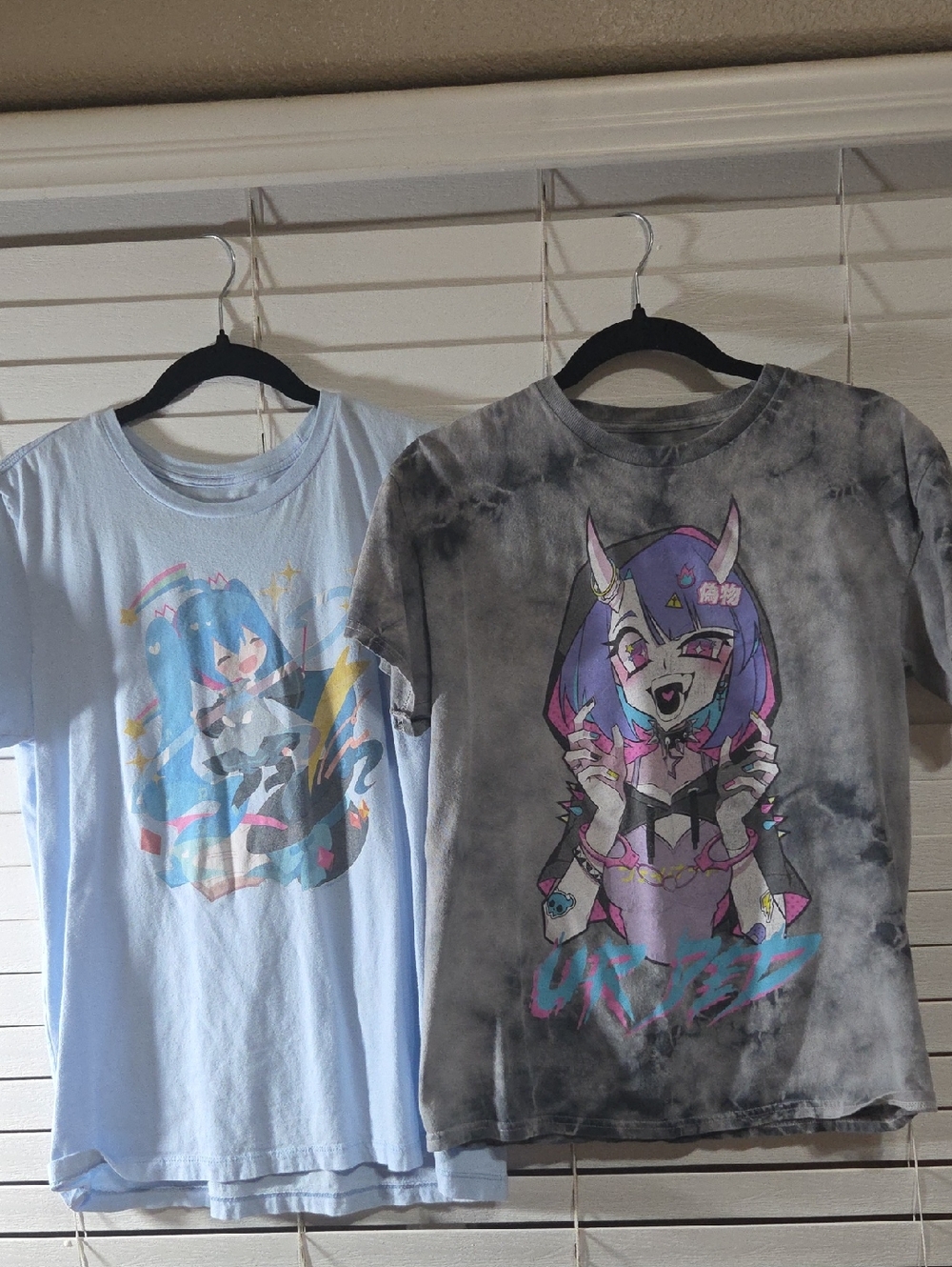 Anime Graphic Tie-Dye Tee — Gray with Purple & Teal Print